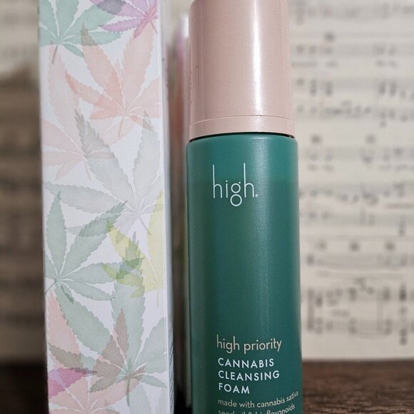 2 Foaming Cannabis Makeup Face Cleanser - Picture 2 of 4